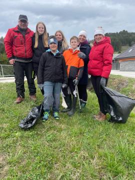 Udeleženci čistilne akcije v Dvoru